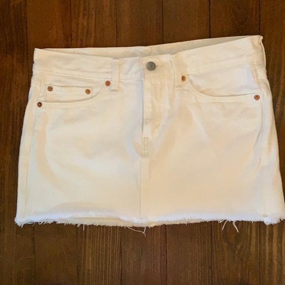 Levi’s low waisted white mini skirt with raw hem - Picture 2 of 4